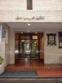 16/16 エントランス