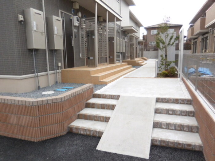 19/27 エントランス