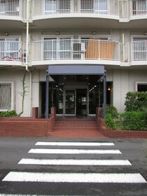 16/16 エントランス