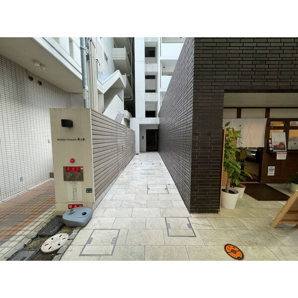 16/23 エントランス