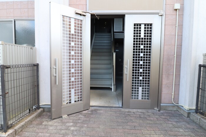 18/22 エントランス