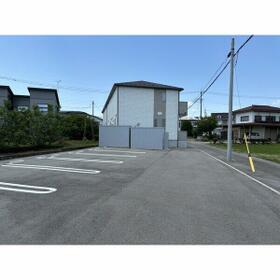 ヴィラ・ファルコン２駐車場