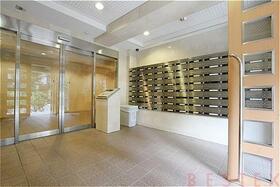 16/23 エントランス