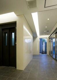 13/14 エントランス