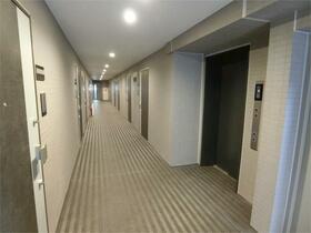 16/23 エントランス