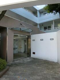 16/16 エントランス