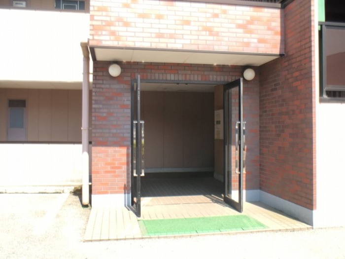 18/27 エントランス