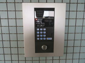 16/23 エントランス