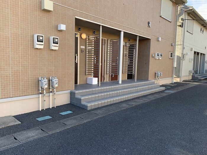 19/27 エントランス