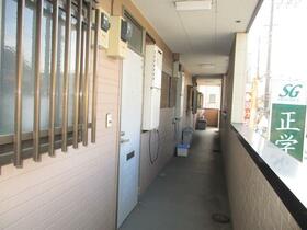 16/23 エントランス