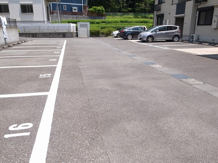 13/16 駐車場