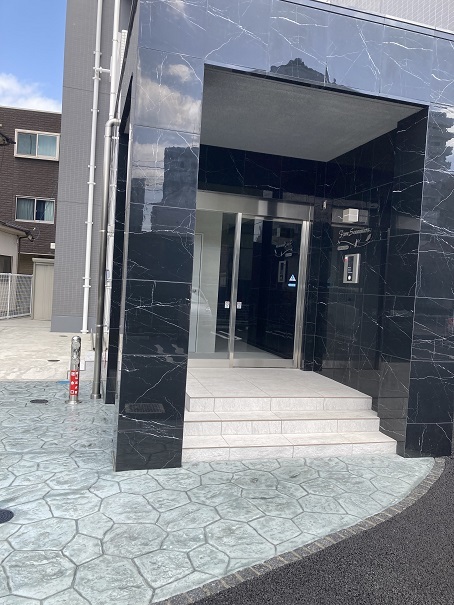 18/26 エントランス