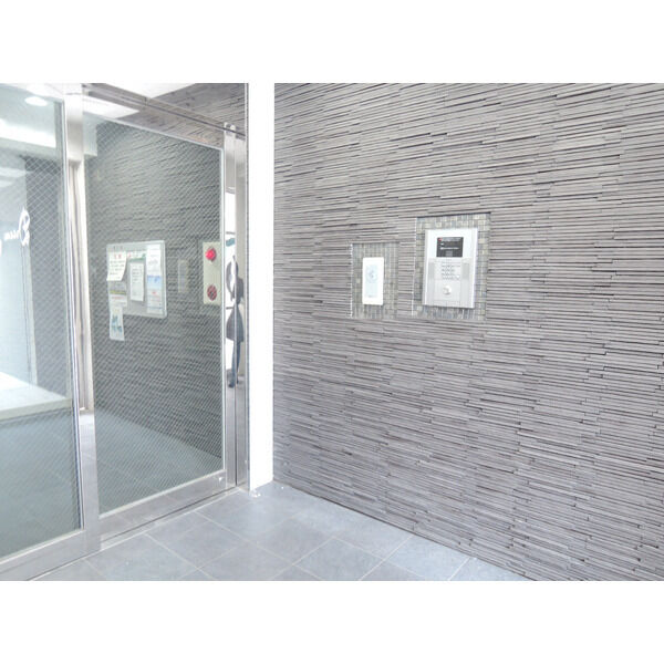 16/23 エントランス