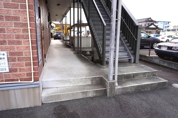 16/19 エントランス