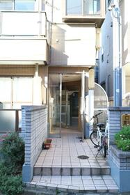 16/23 エントランス