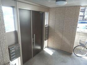 16/20 エントランス