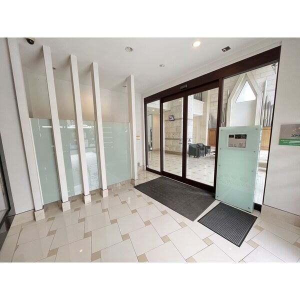 19/30 エントランス