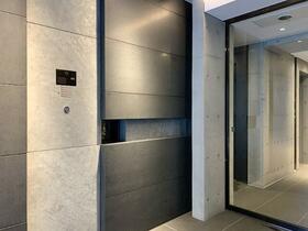 16/16 エントランス