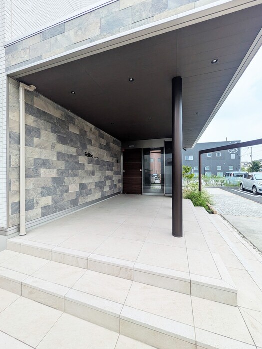 5/5 エントランス