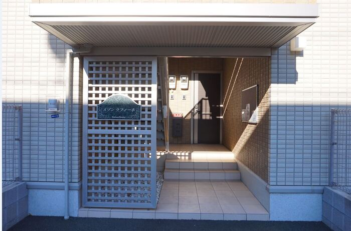 18/19 エントランス