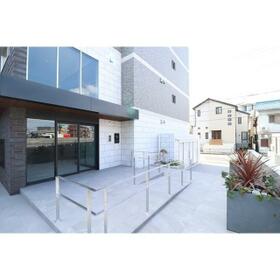 16/16 エントランス