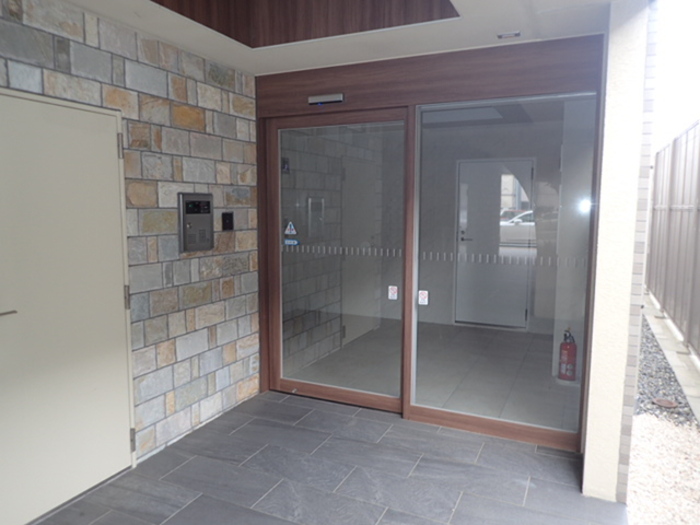 16/16 エントランス