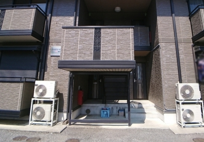 19/27 エントランス