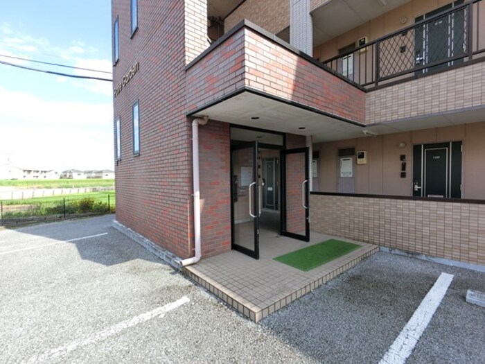 19/27 エントランス