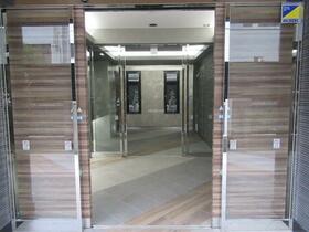 16/23 エントランス