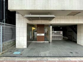 16/17 エントランス