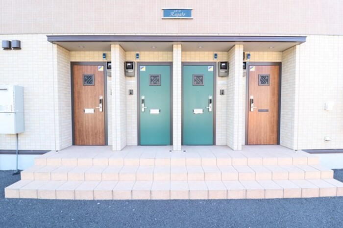 18/23 エントランス