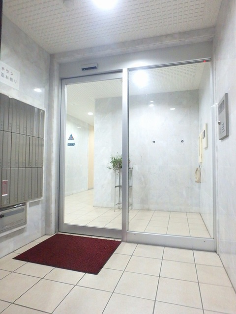 16/23 エントランス