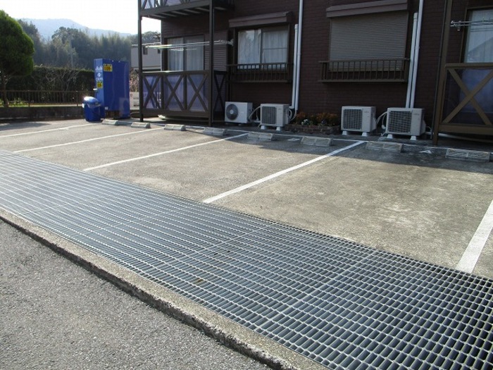 16/16 駐車場