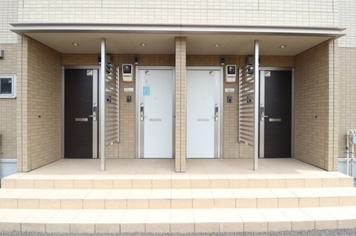 18/23 エントランス