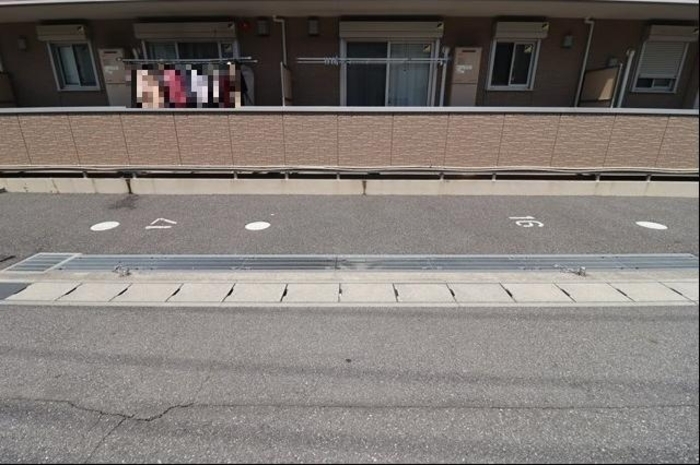 18/27 駐車場