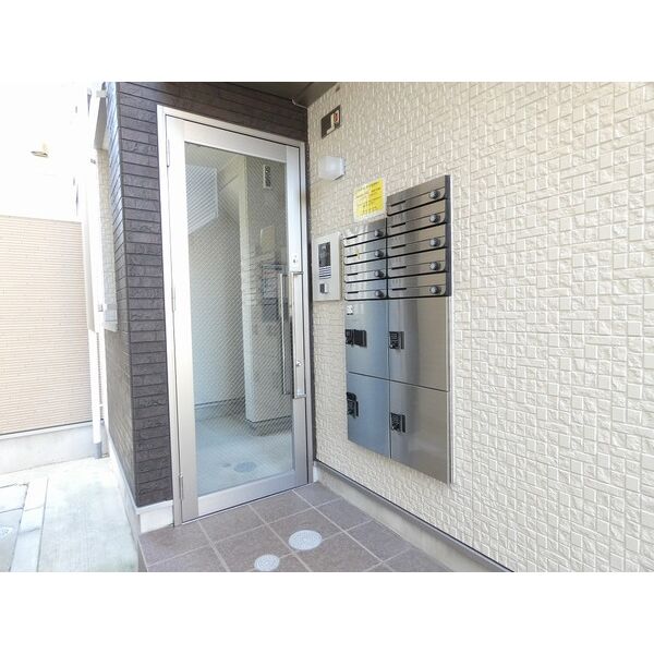 16/16 エントランス