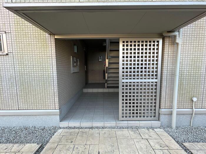 18/23 エントランス