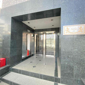 16/23 エントランス