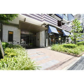 16/23 エントランス