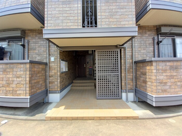 16/19 エントランス