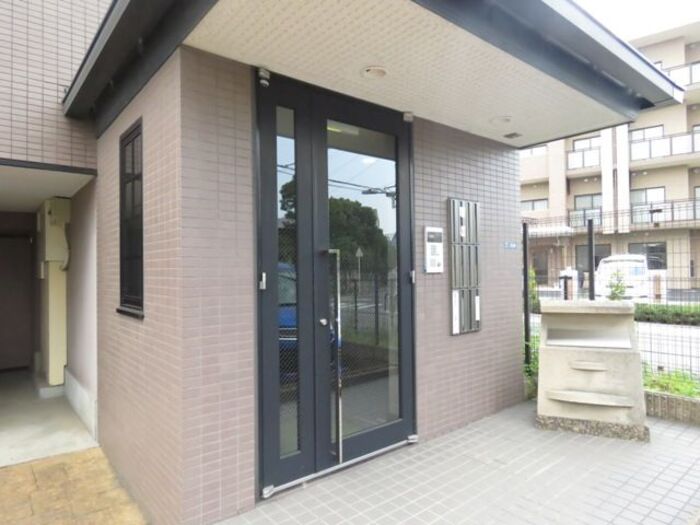 19/27 エントランス