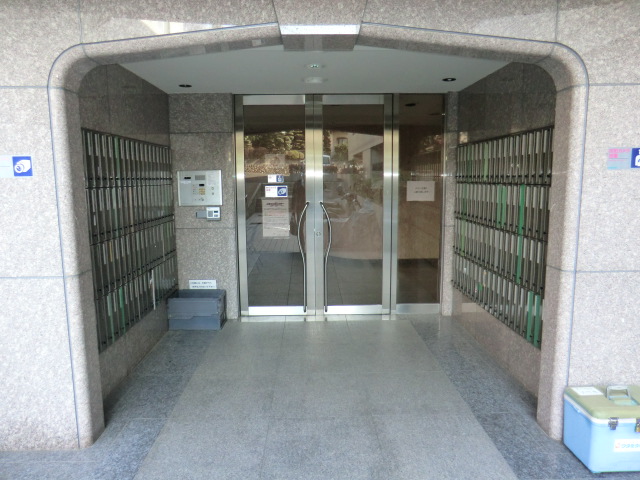 27/30 エントランス