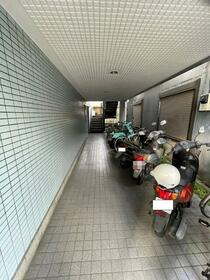 16/23 エントランス