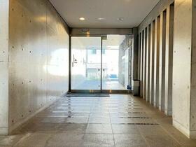 16/16 エントランス