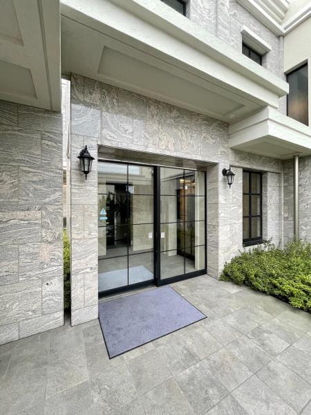 27/29 エントランス