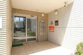 16/23 エントランス