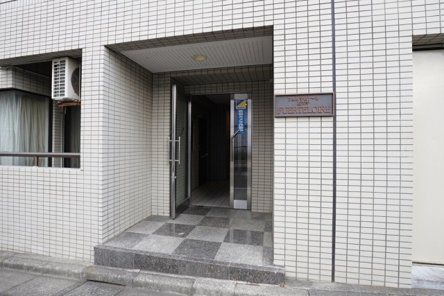 23/30 エントランス