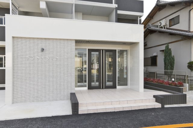 18/27 エントランス