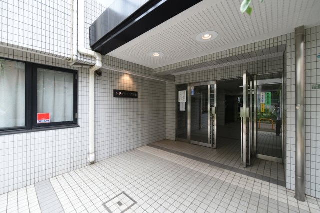 27/30 エントランス