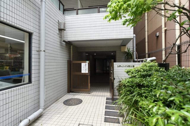 28/30 エントランス